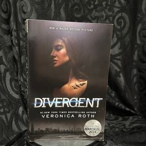 Divergent by Veronica Roth - Paperback